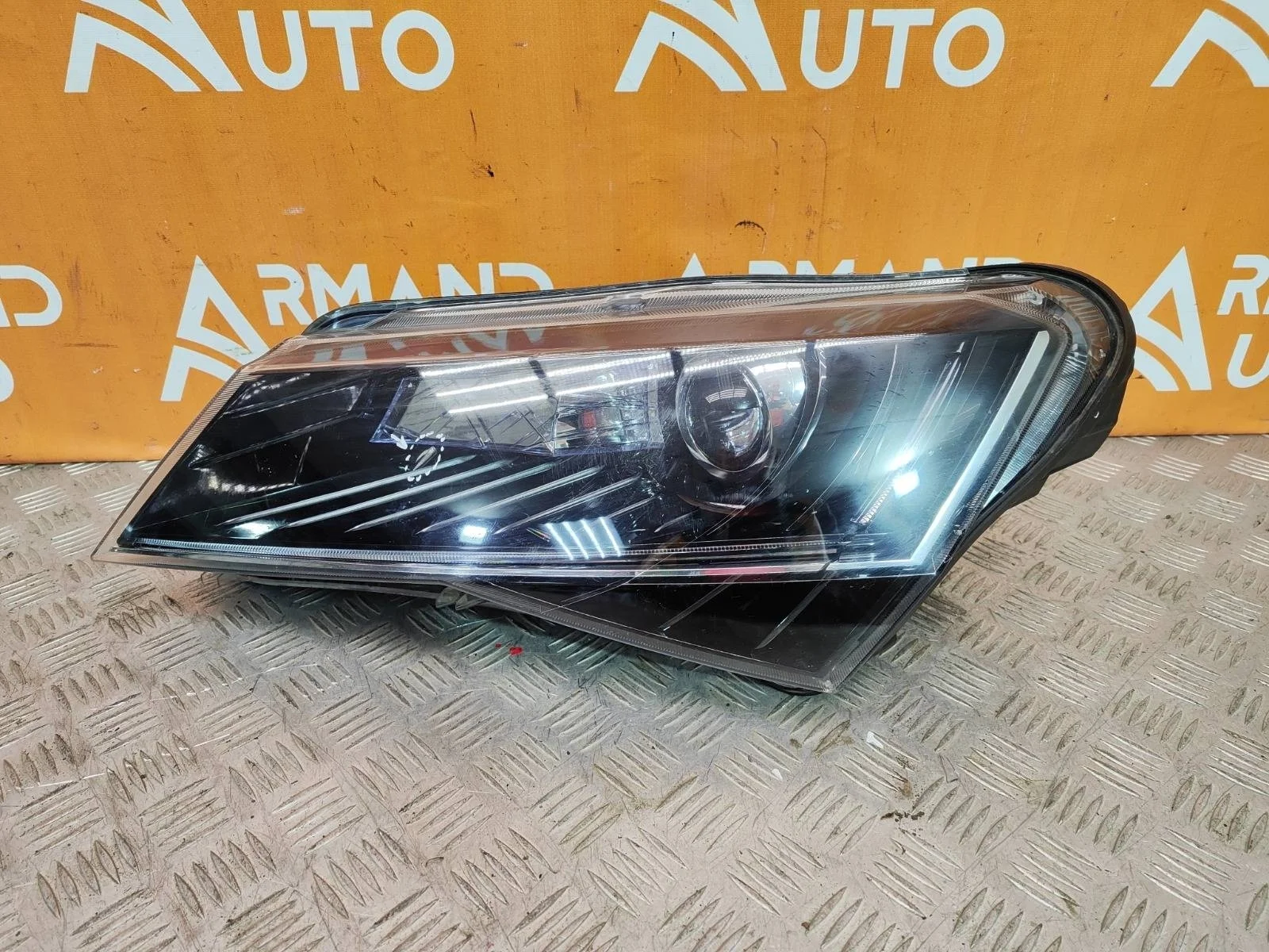Фара Skoda Superb 2015-2019 3