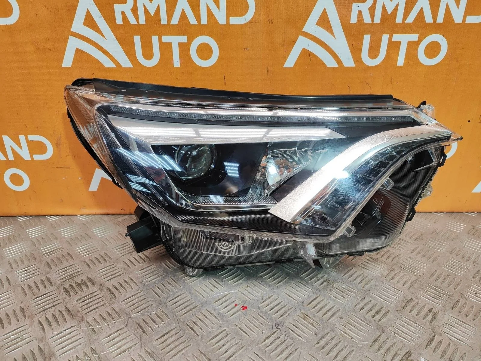 Фара Toyota RAV4 2015-2019 CA40