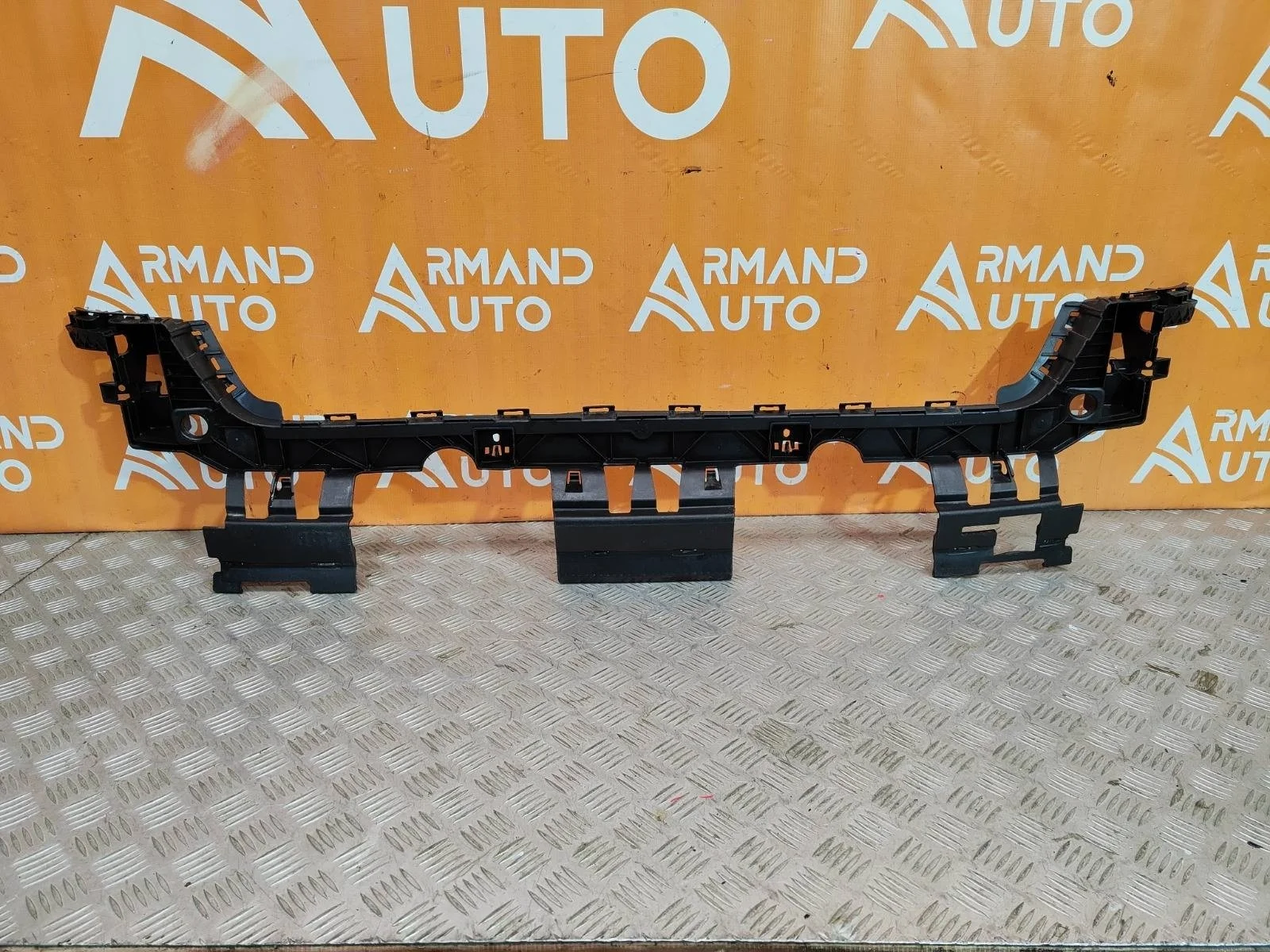 Кронштейн бампера центральный Audi A4 2015-2020 B9