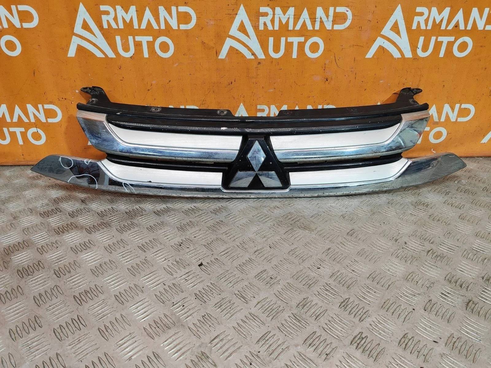 Решетка радиатора Mitsubishi Outlander 2015-2018 3