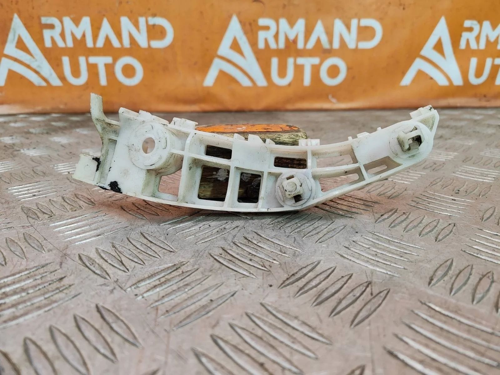 Кронштейн бампера Mitsubishi Outlander 2015-нв 3