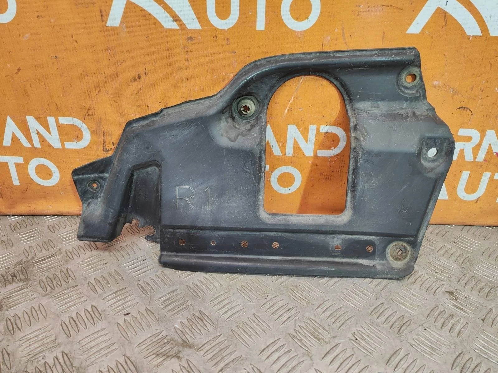 Пыльник бампера Toyota Land Cruiser 2007-2021