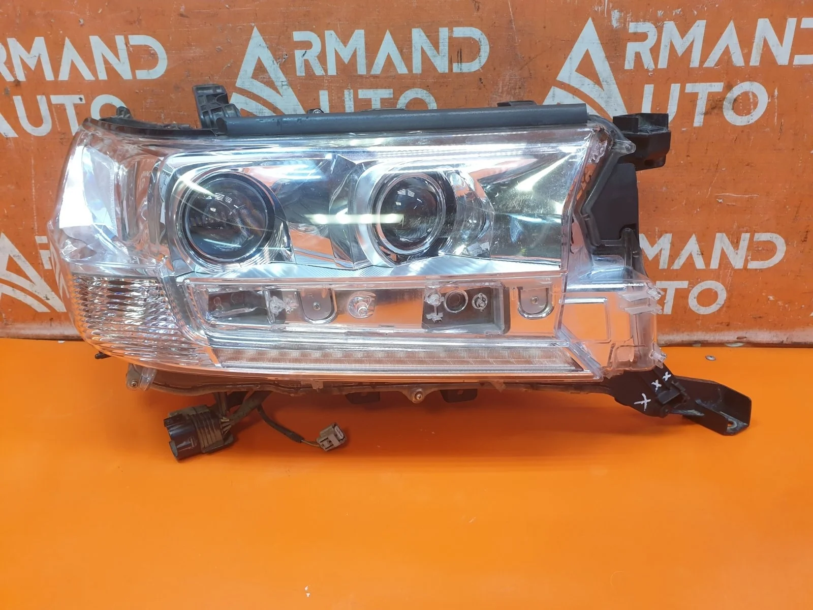 Фара Toyota Land Cruiser 2015-2021 200