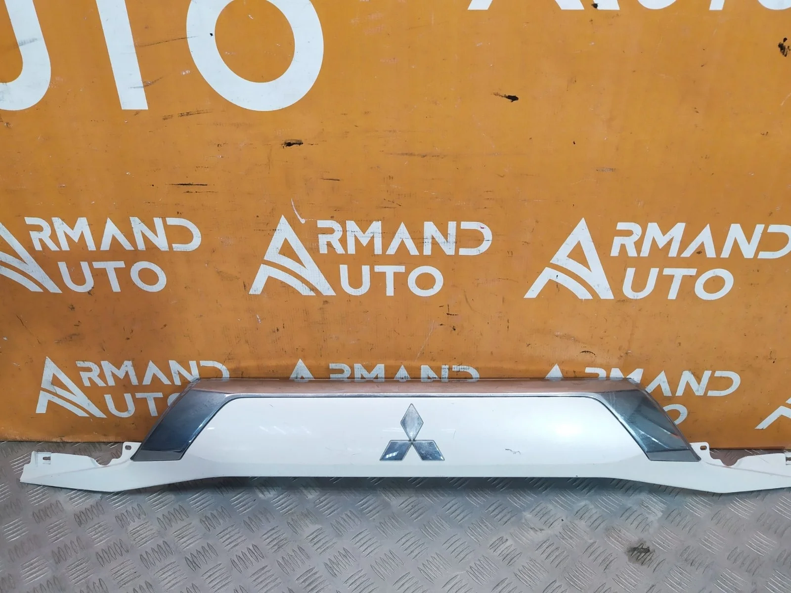 Накладка двери багажника Mitsubishi Outlander 2015-нв 3
