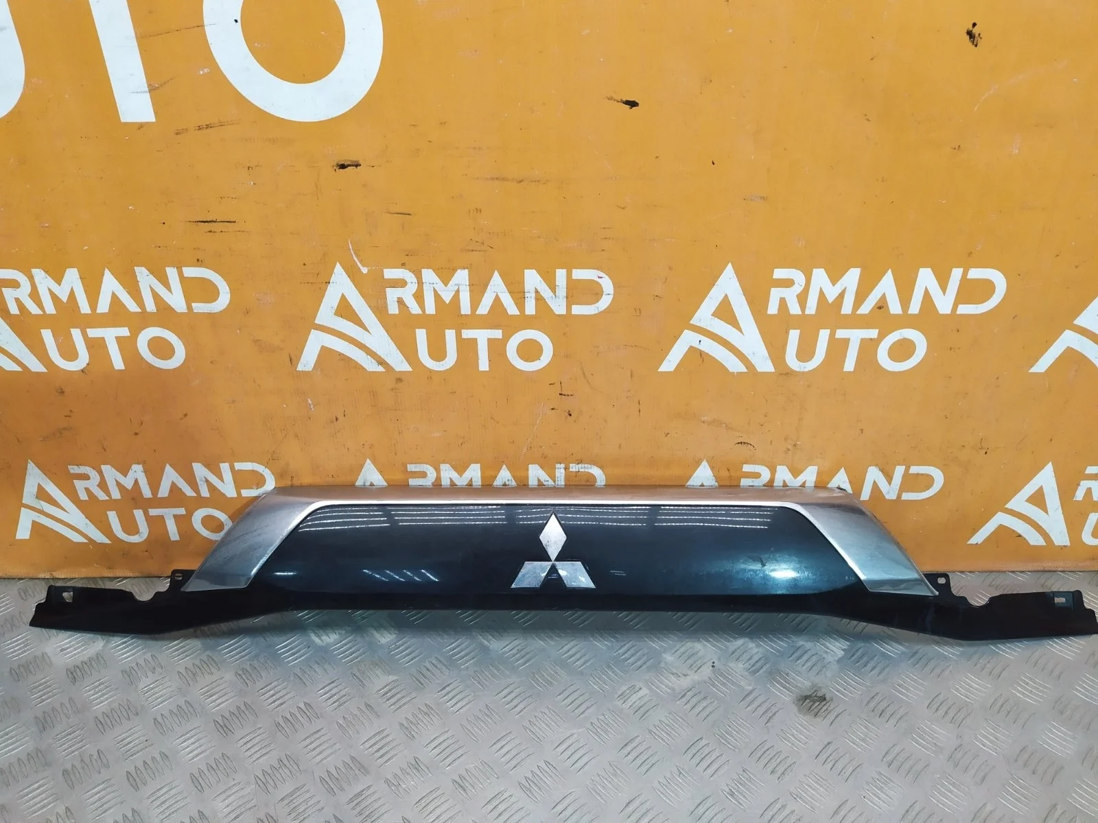 Накладка двери багажника Mitsubishi Outlander 2015-нв 3