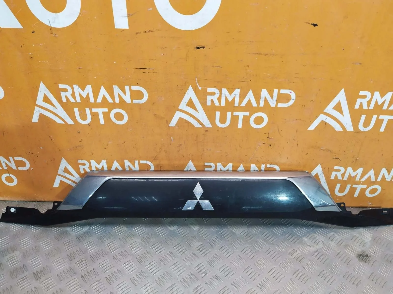 Накладка двери багажника Mitsubishi Outlander 2015-нв 3