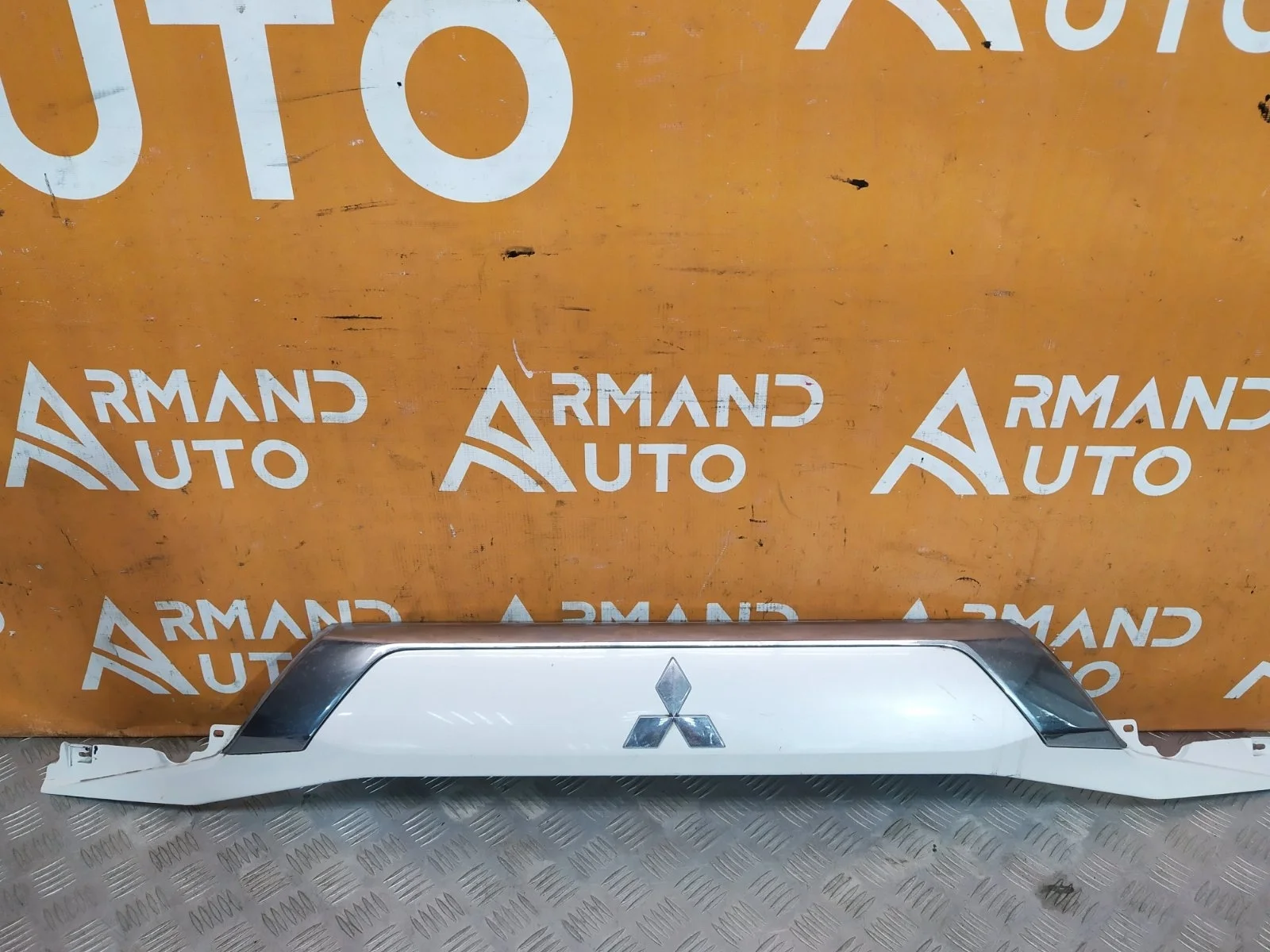 Накладка двери багажника Mitsubishi Outlander 2015-нв 3