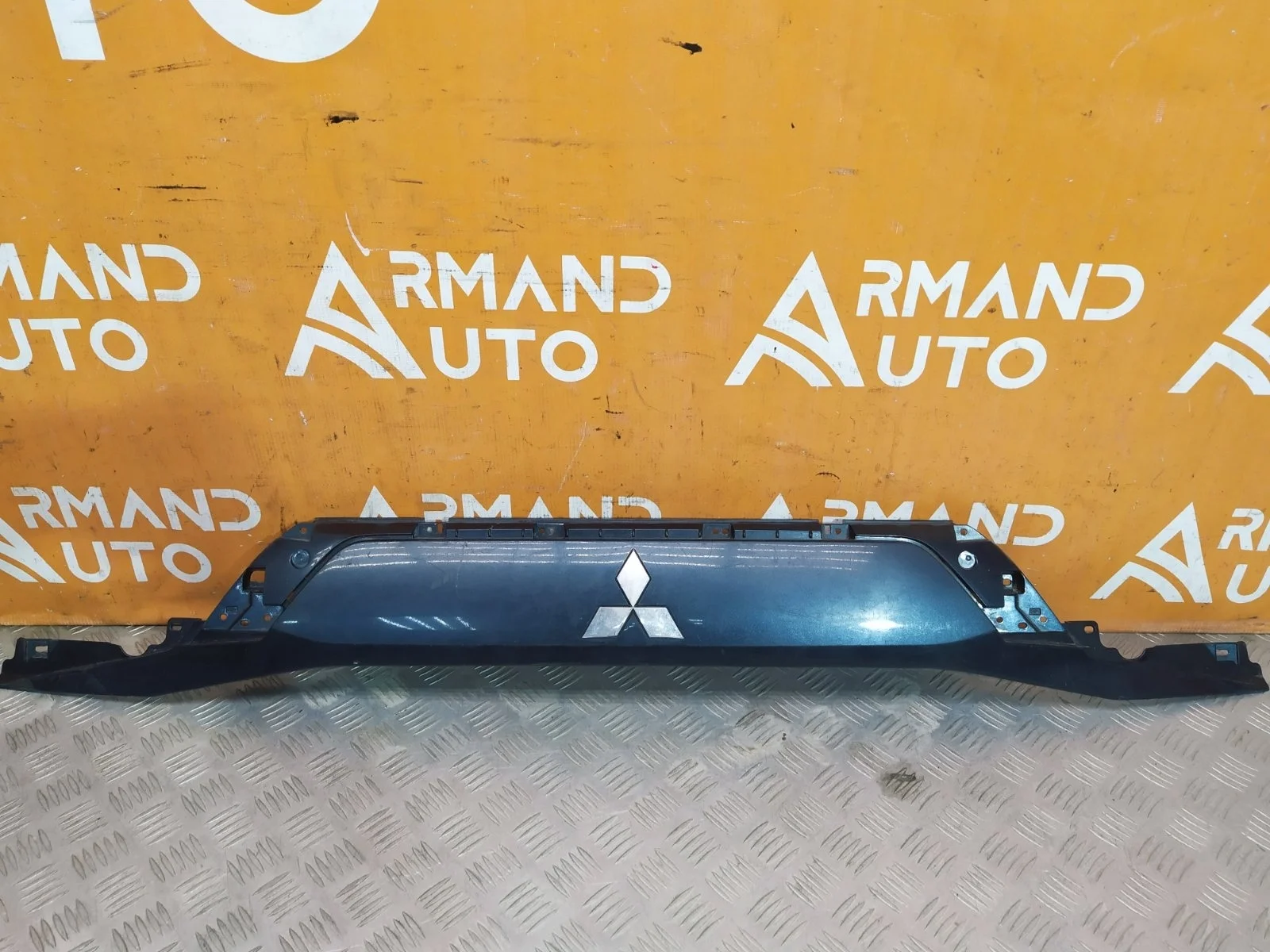 Накладка двери багажника Mitsubishi Outlander 2015-нв 3