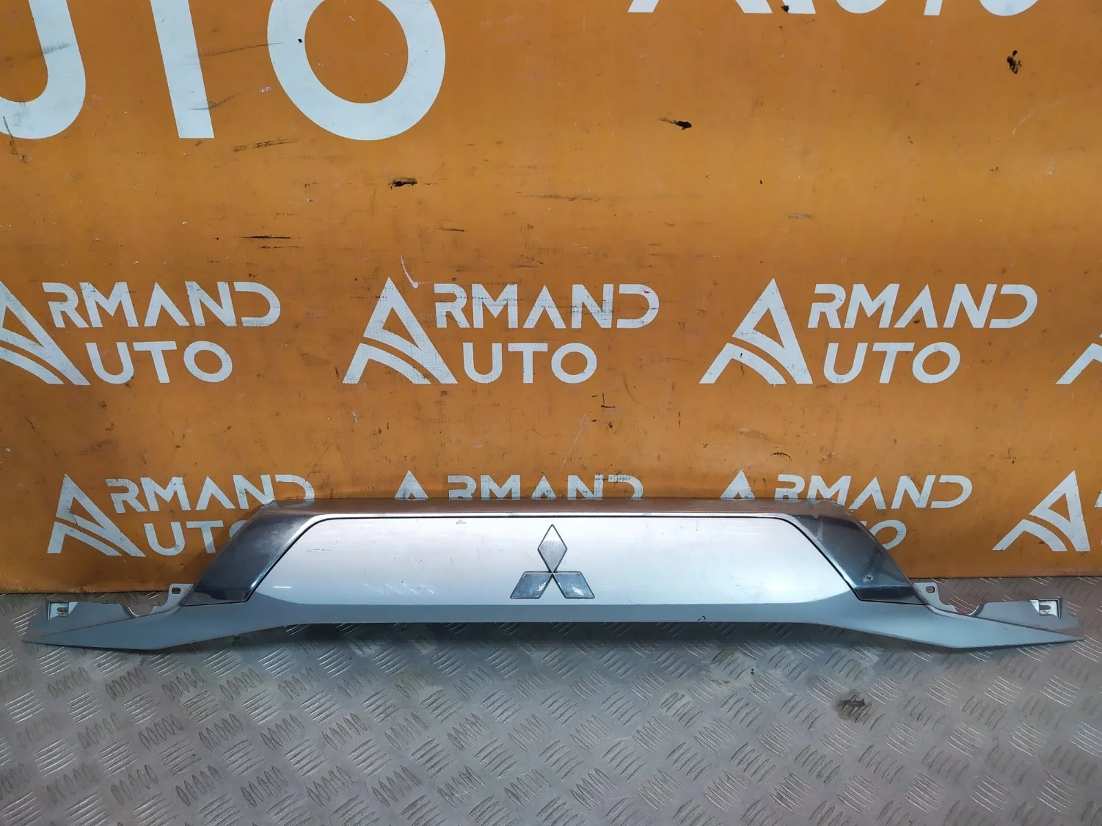 Накладка двери багажника Mitsubishi Outlander 2015-нв 3