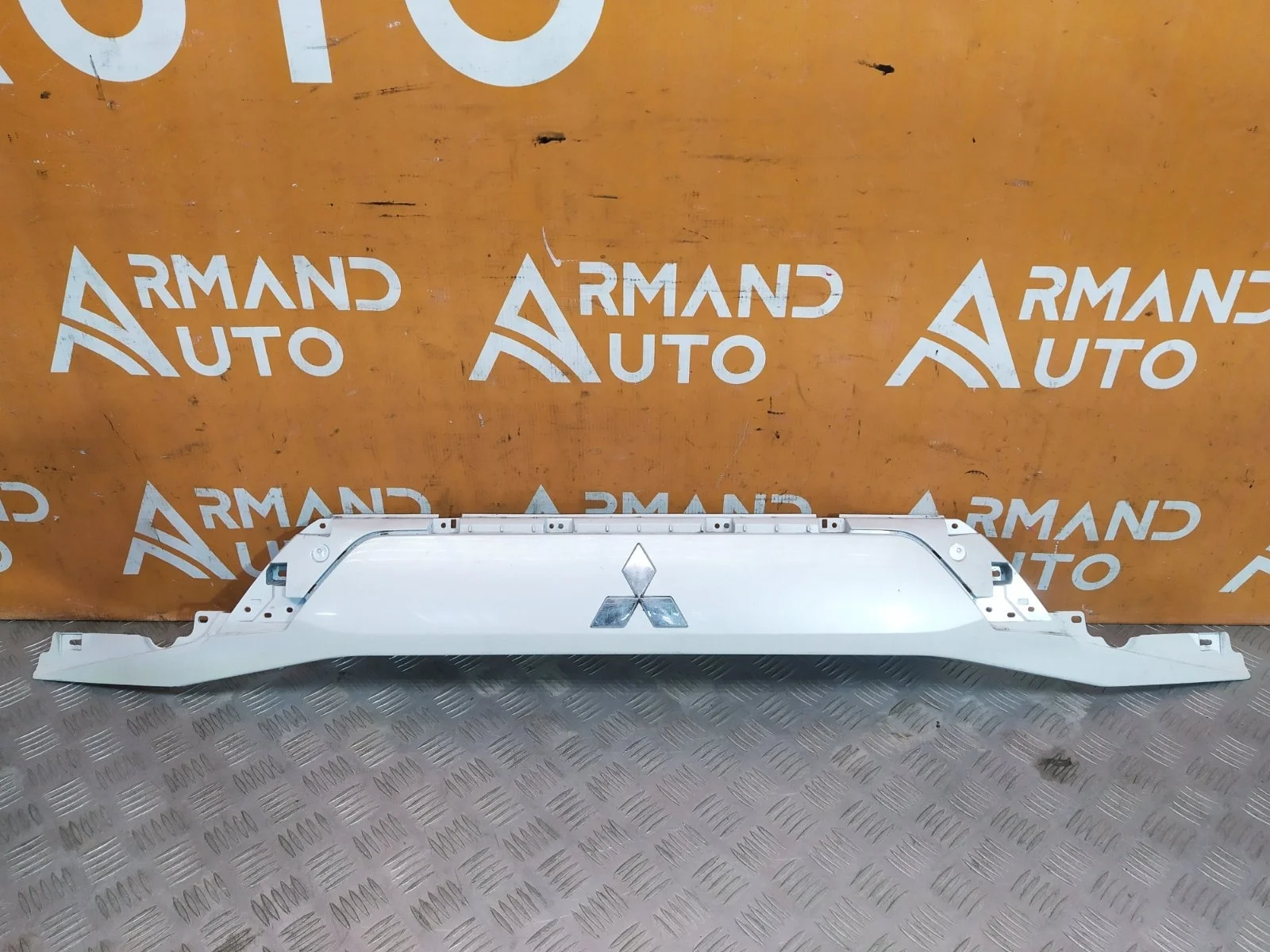 Накладка двери багажника Mitsubishi Outlander 2015-нв 3