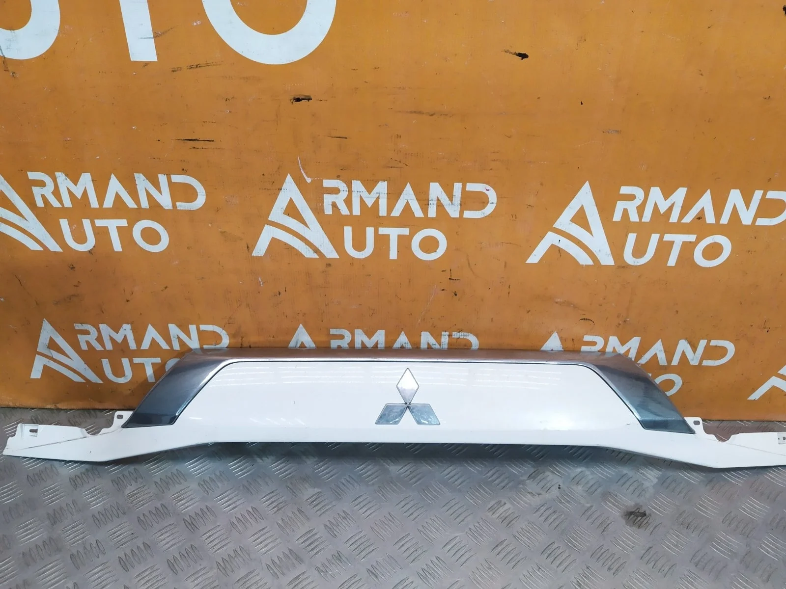 Накладка двери багажника Mitsubishi Outlander 2015-нв 3