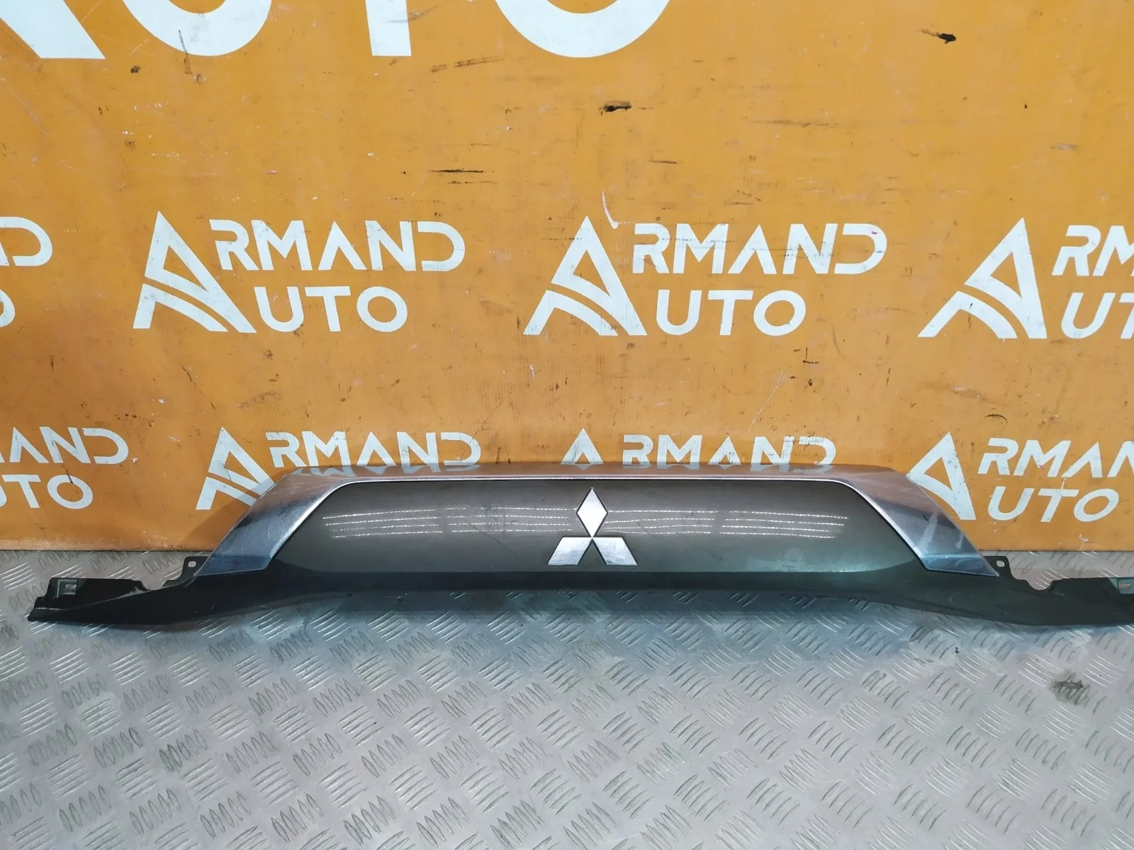Накладка двери багажника Mitsubishi Outlander 2015-нв 3