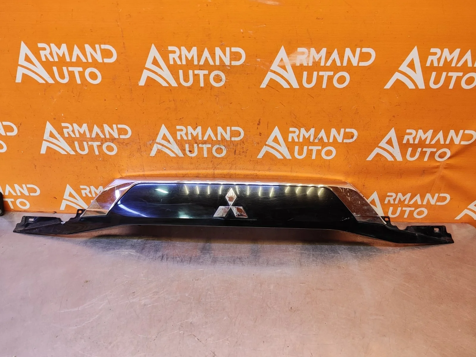 Накладка двери багажника Mitsubishi Outlander 2015-нв 3