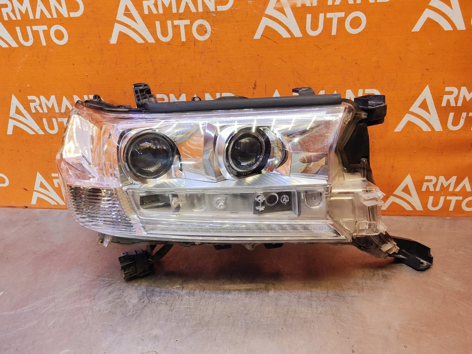 Фара Toyota Land Cruiser 2015-2021 200