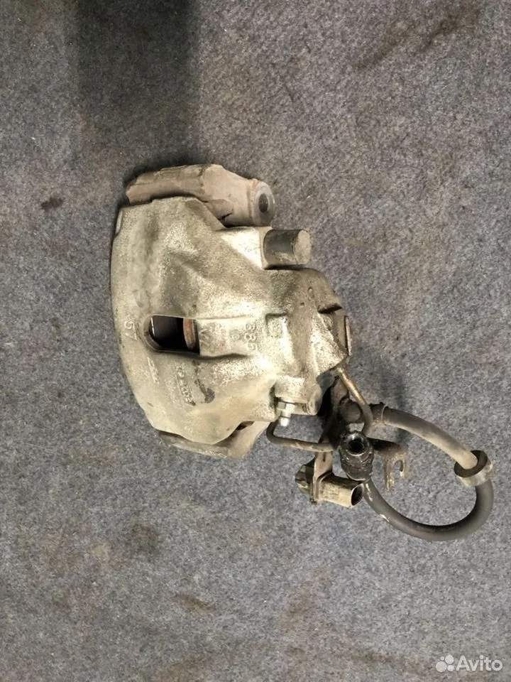 Суппорт передний правый vag 8e0615124a