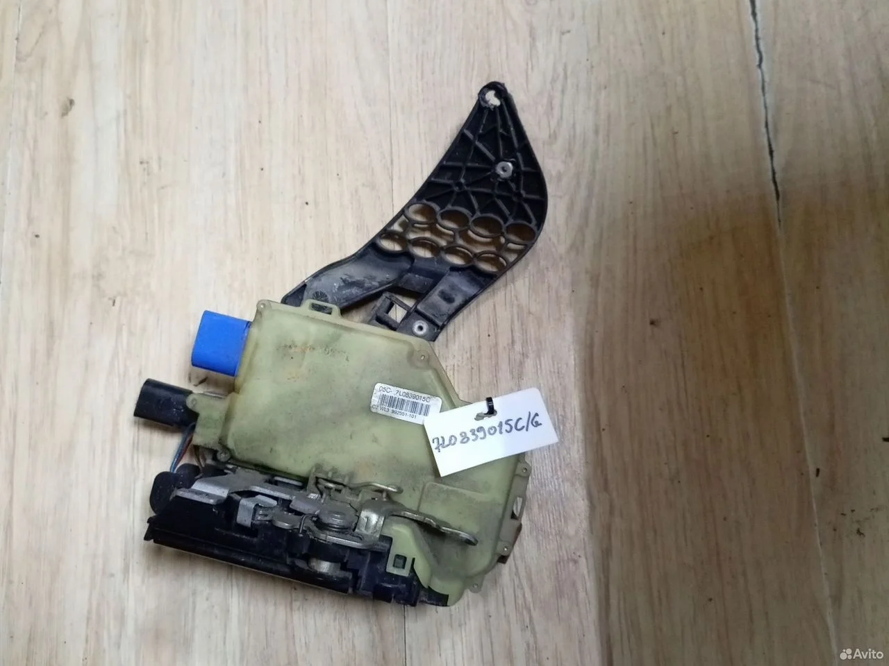 Замок двери з.л. vw touareg 7l0839015c