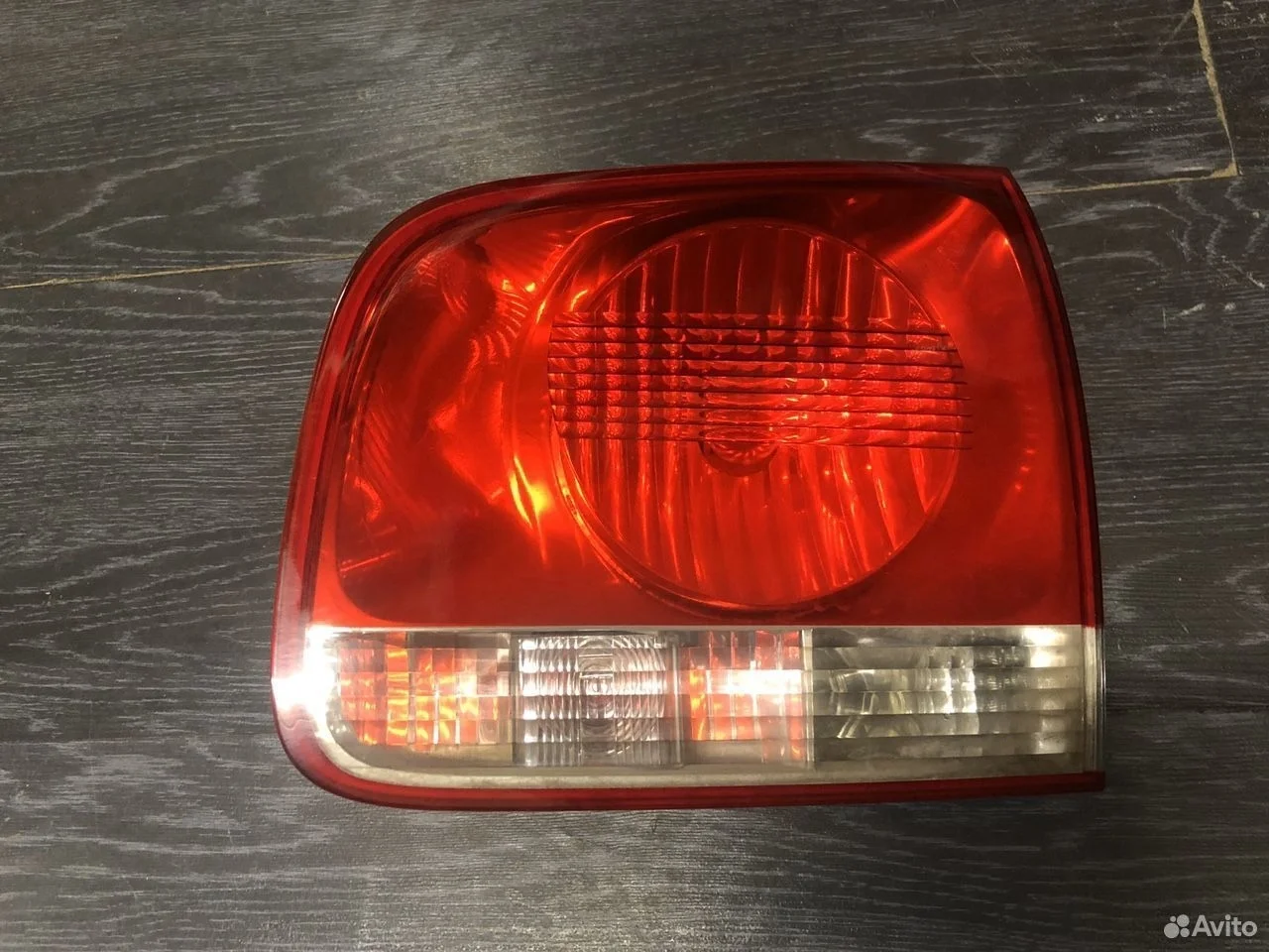 Фонарь правый в крышку багажника vw touareg