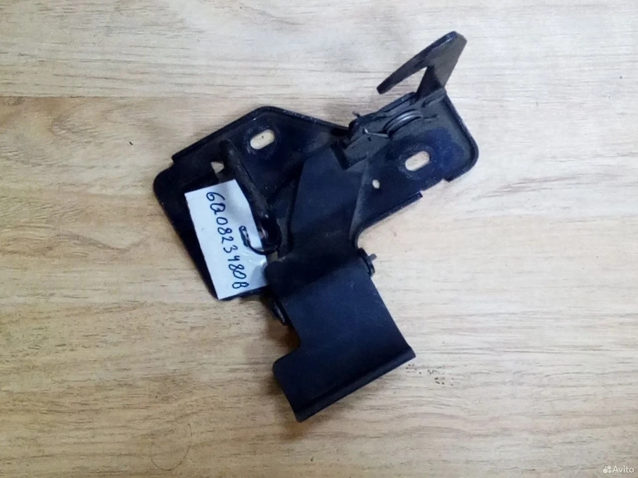 Крючок капота vw touareg 6q0823480b