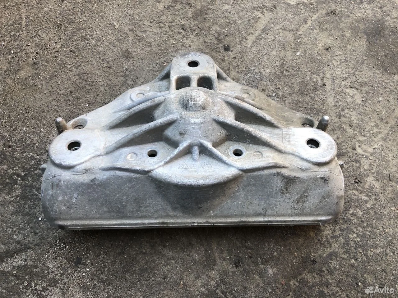 Кронштейн амортизатора audi q7 touareg 7l0412391e