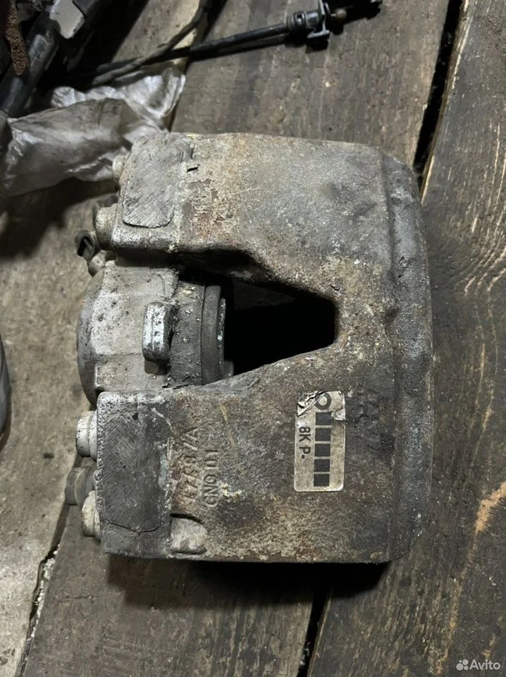 Суппорт передний правый vag 8k0615124c