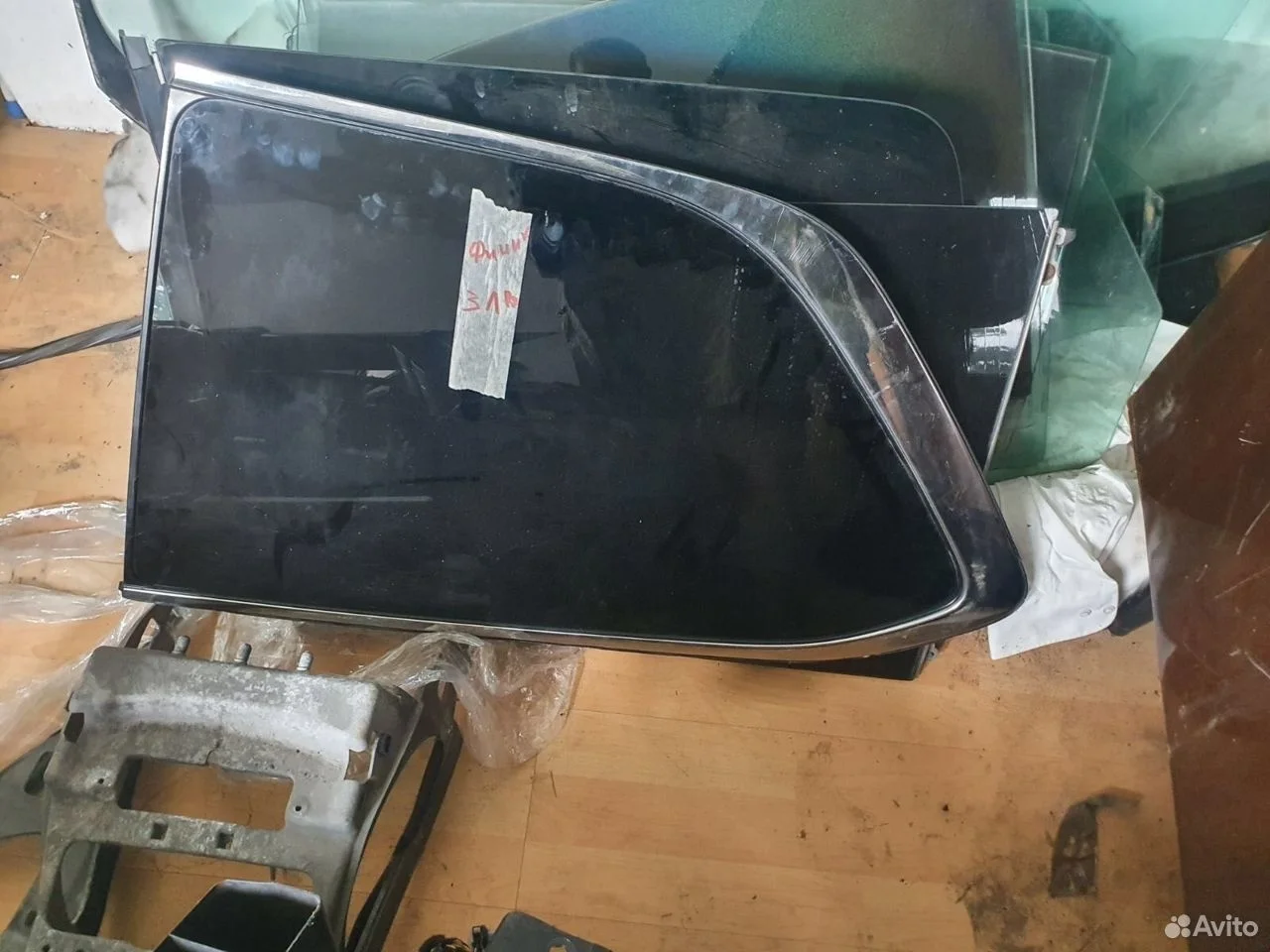 Стекло заднее левое в крыло стекло qx80 2010- z62