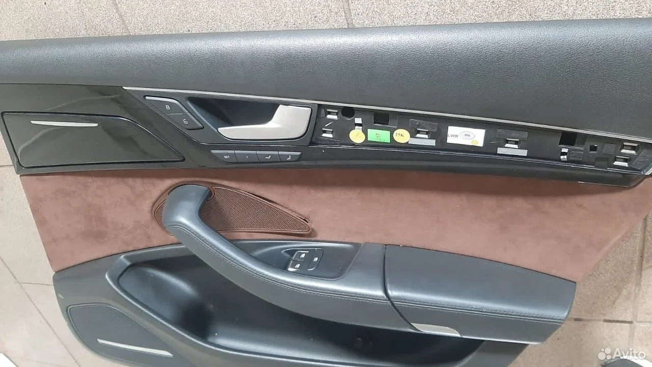 Обшивка задней двери прав. audi a8 алькантара 2012