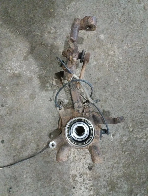 Кулак поворотный левый Toyota Hilux (2005-2015) 2013 Пикап