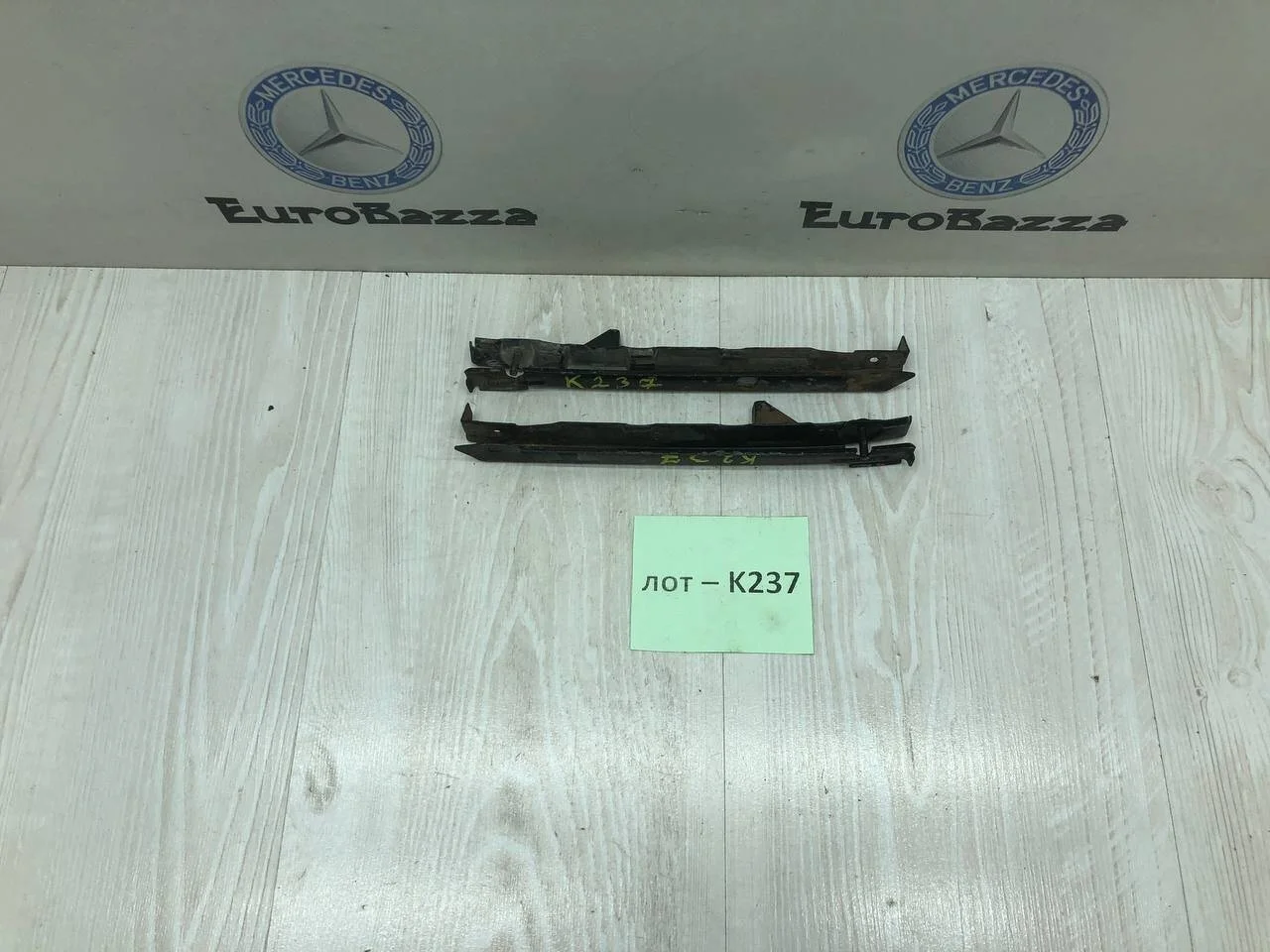 Кронштейн переднего бампера Mercedes W211