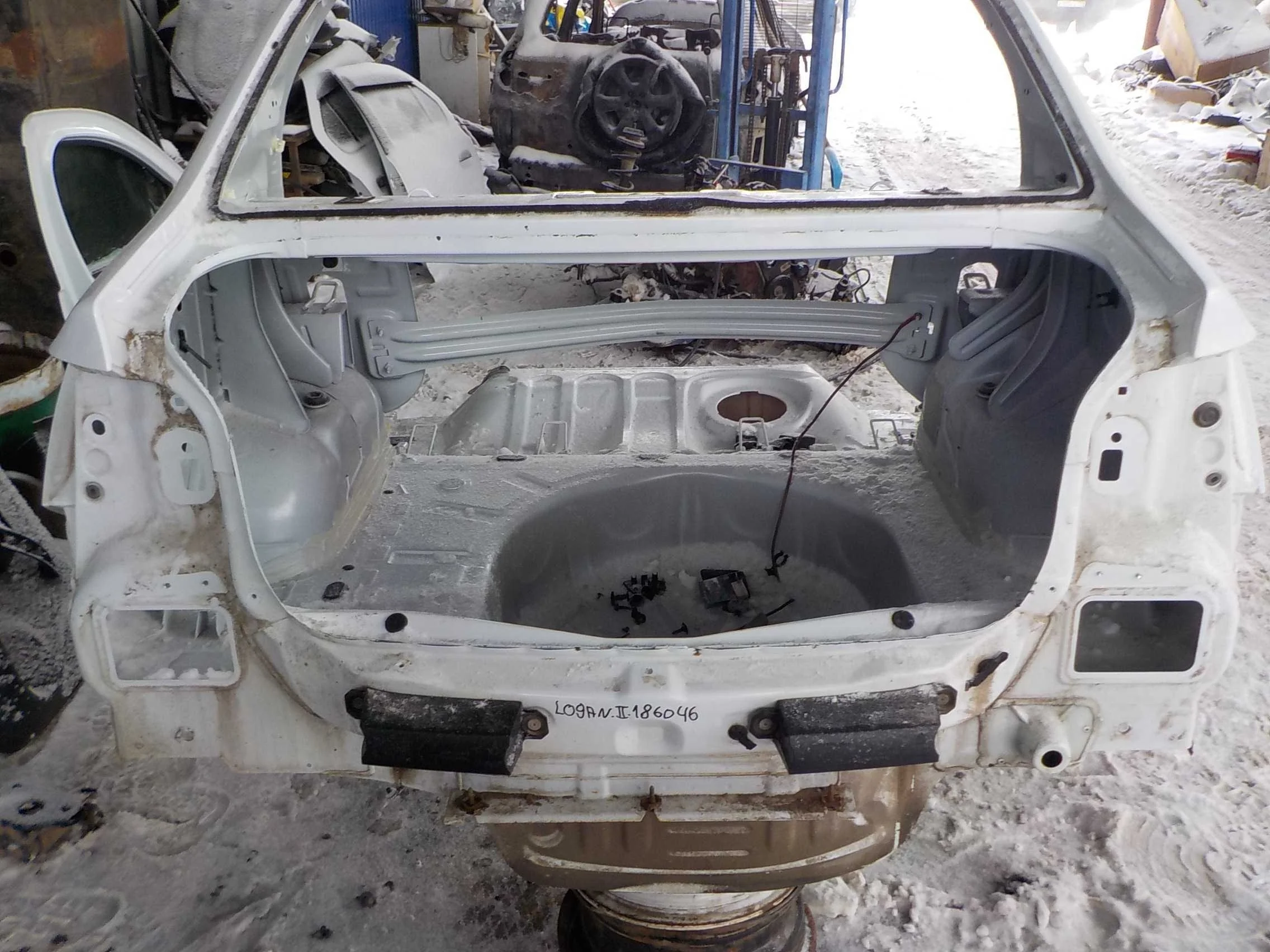 задняя панель кузова RENAULT LOGAN