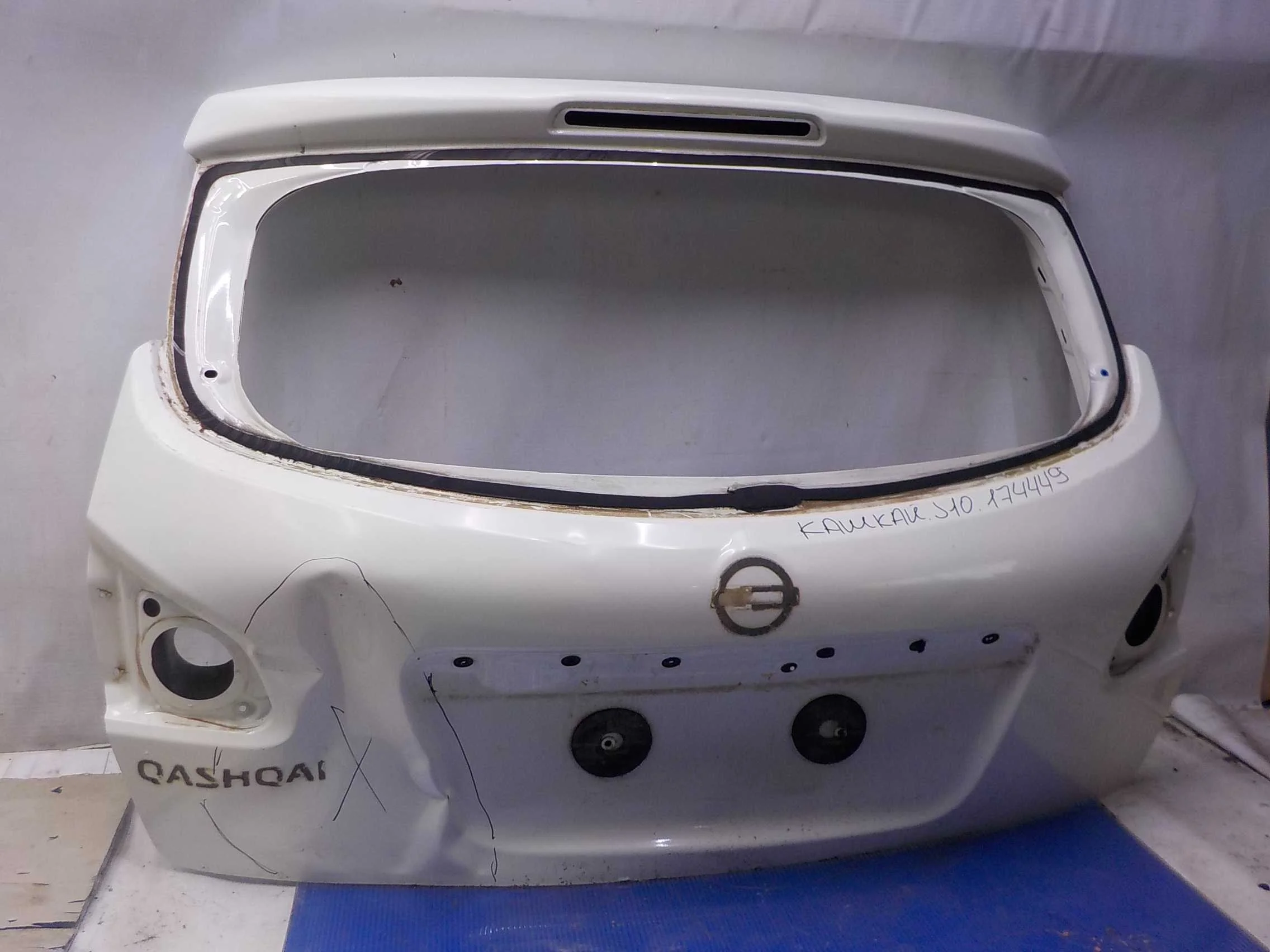 крышка багажника NISSAN QASHQAI