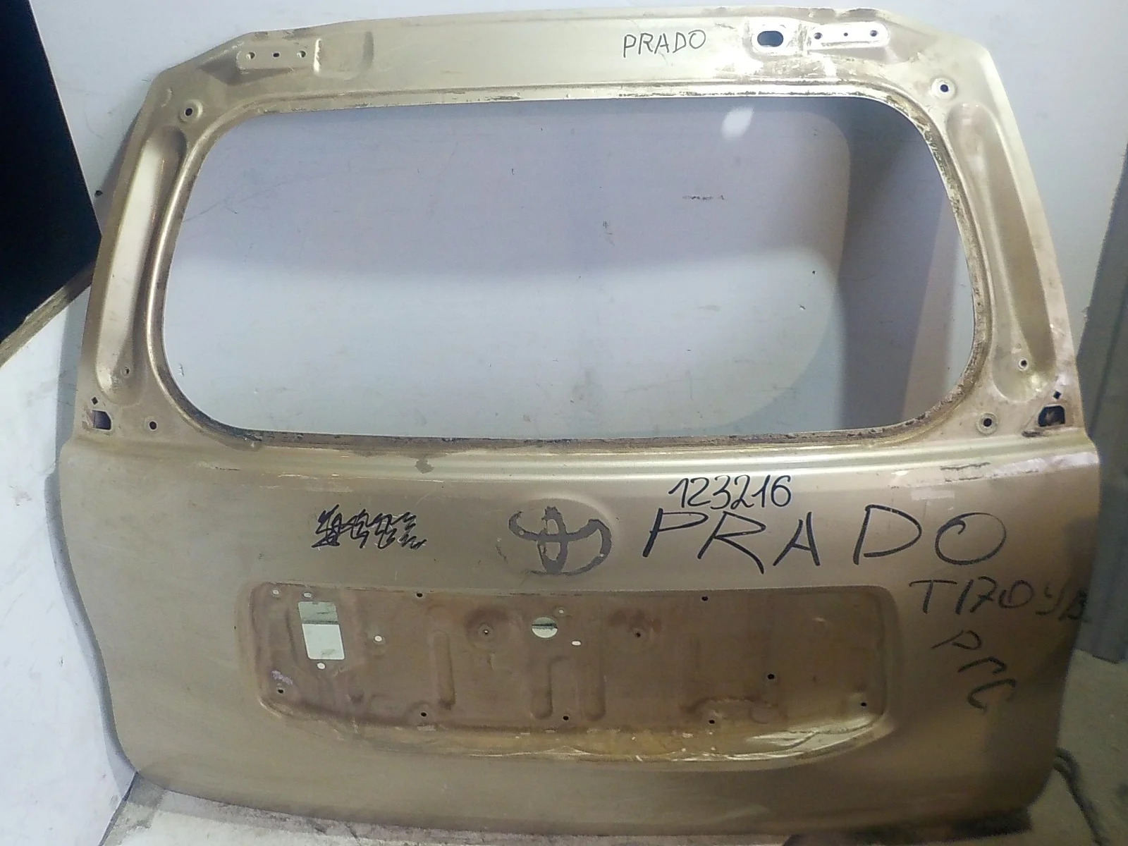 крышка багажника TOYOTA LAND CRUISER