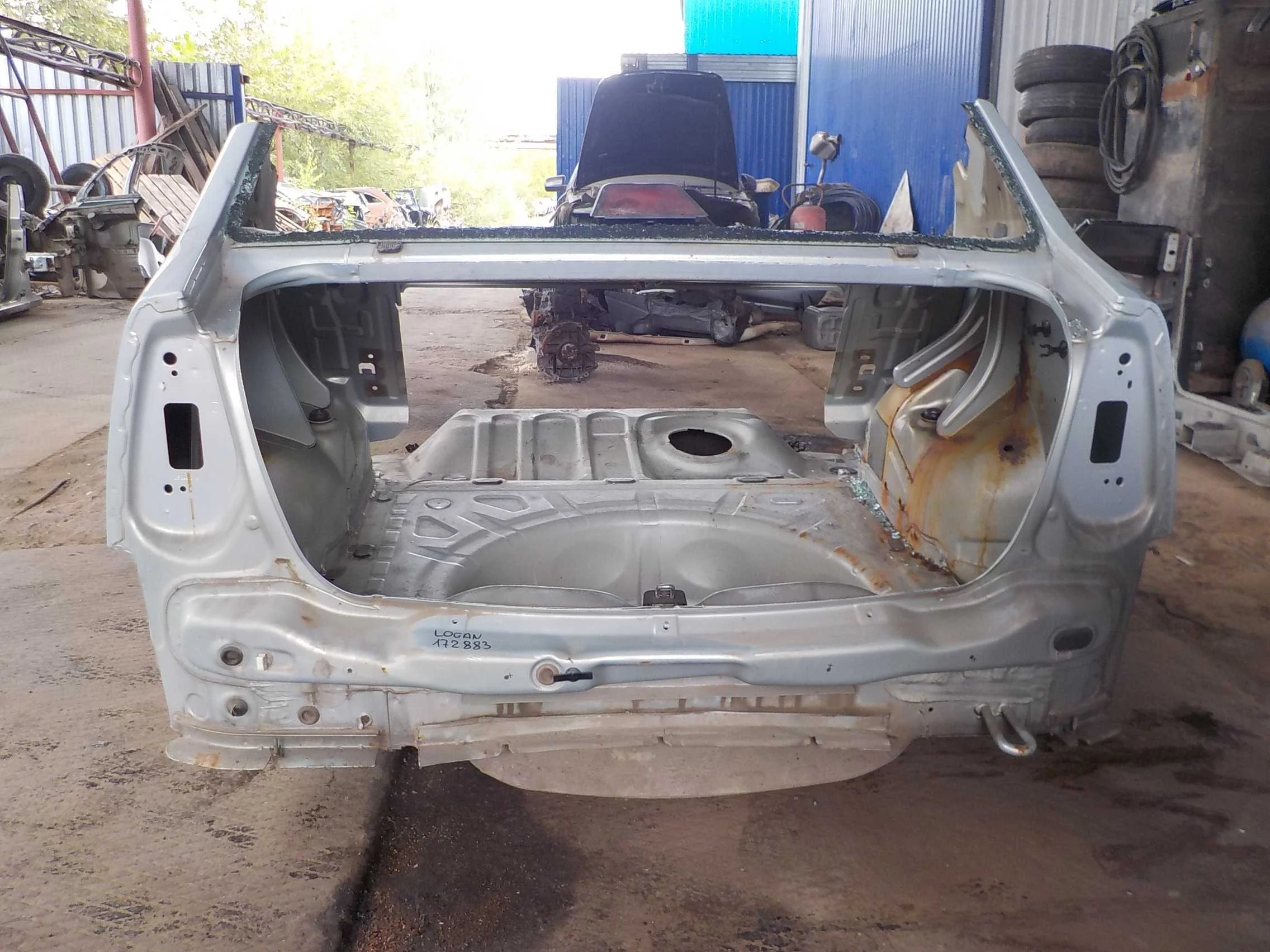задняя панель кузова RENAULT LOGAN