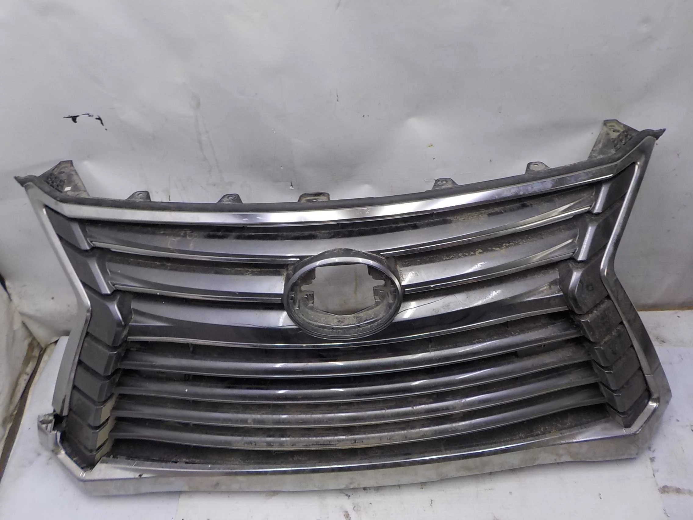 решетка радиатора LEXUS LX