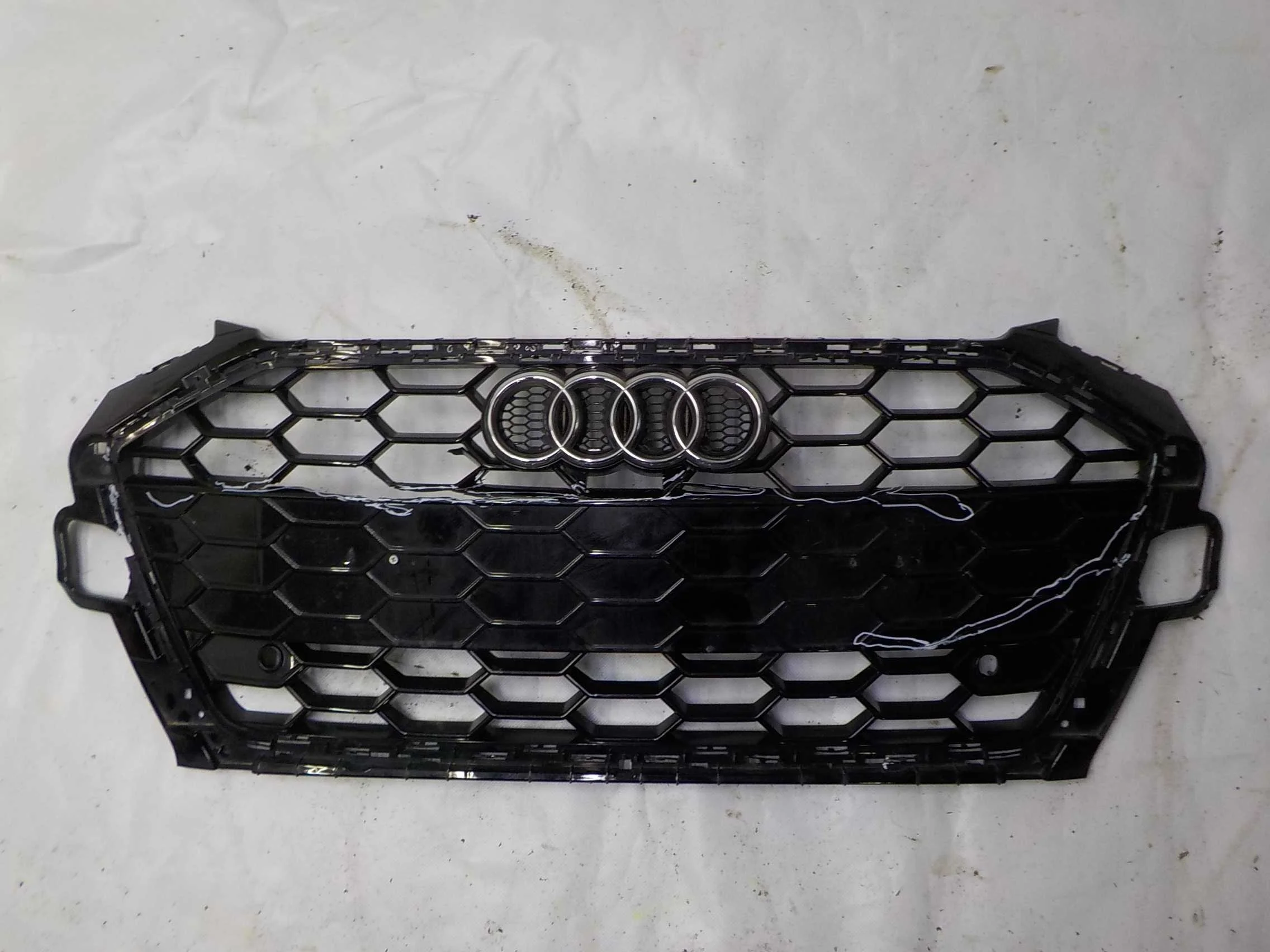 решетка радиатора AUDI A4