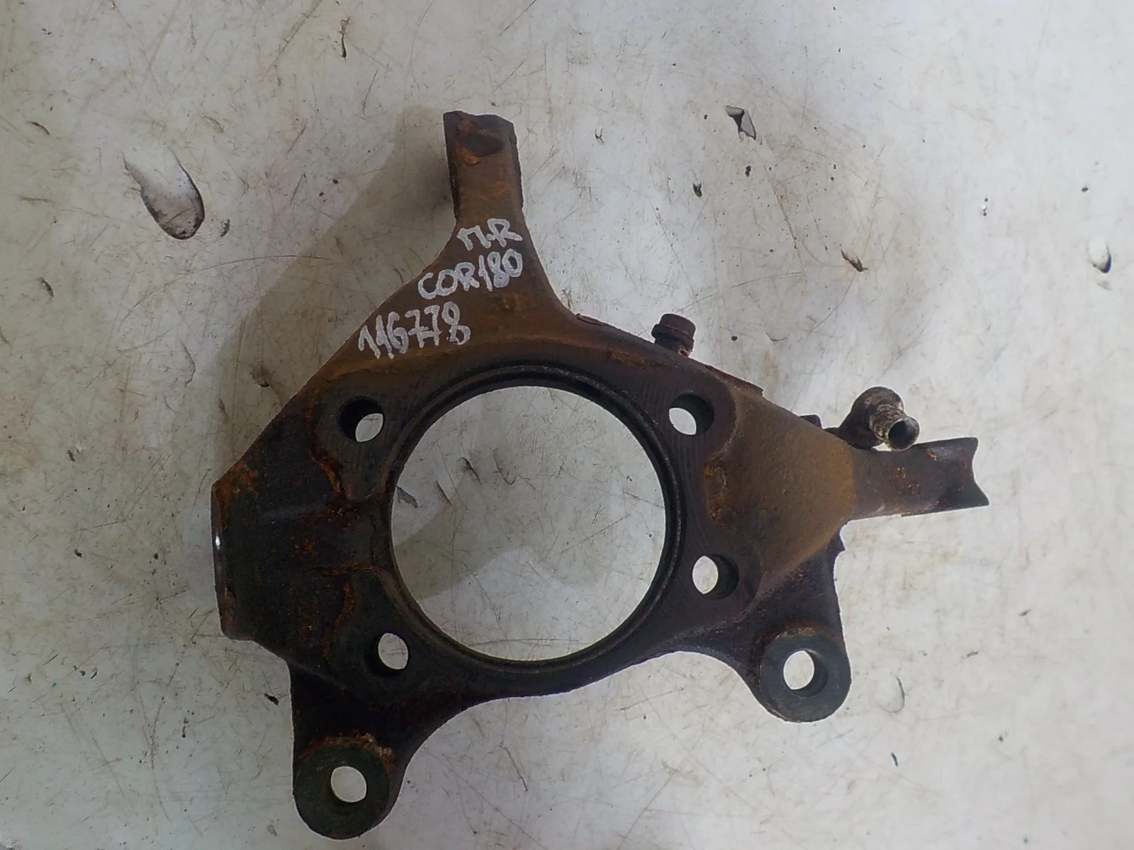 кулак поворотный TOYOTA COROLLA 180