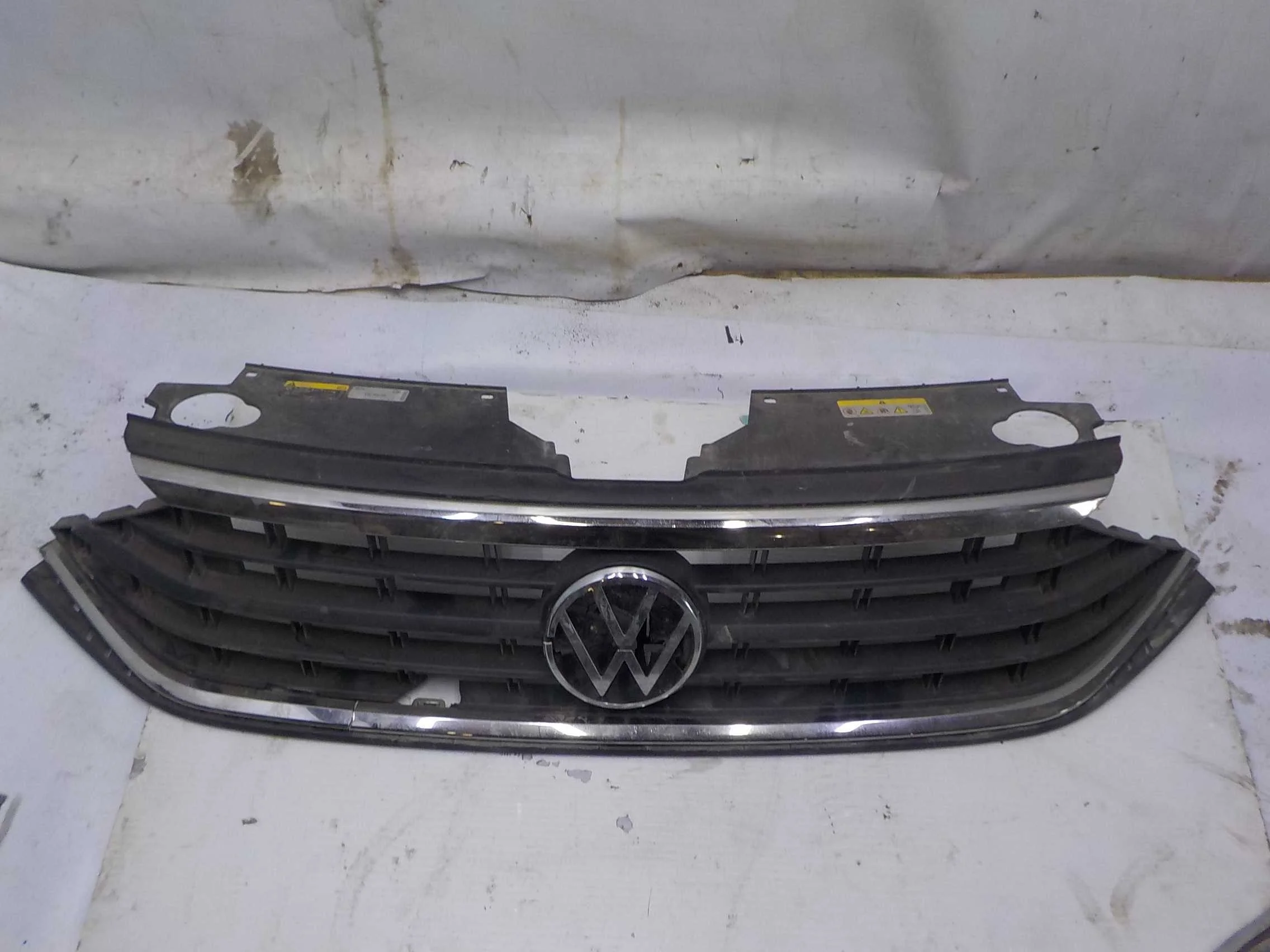 решетка радиатора VOLKSWAGEN POLO