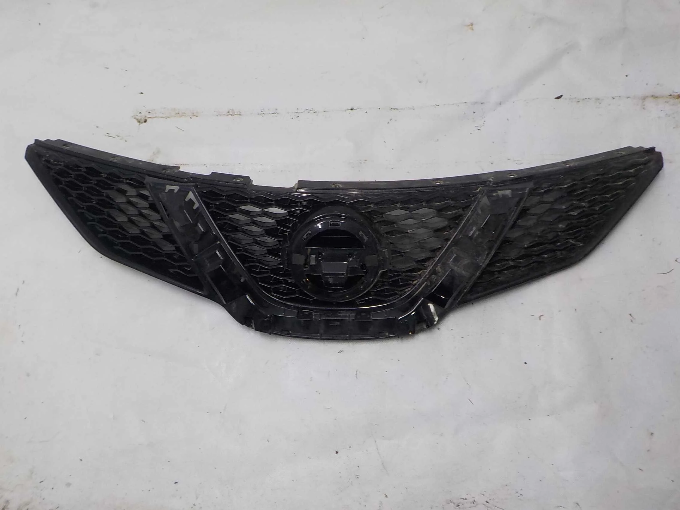 решетка радиатора NISSAN QASHQAI
