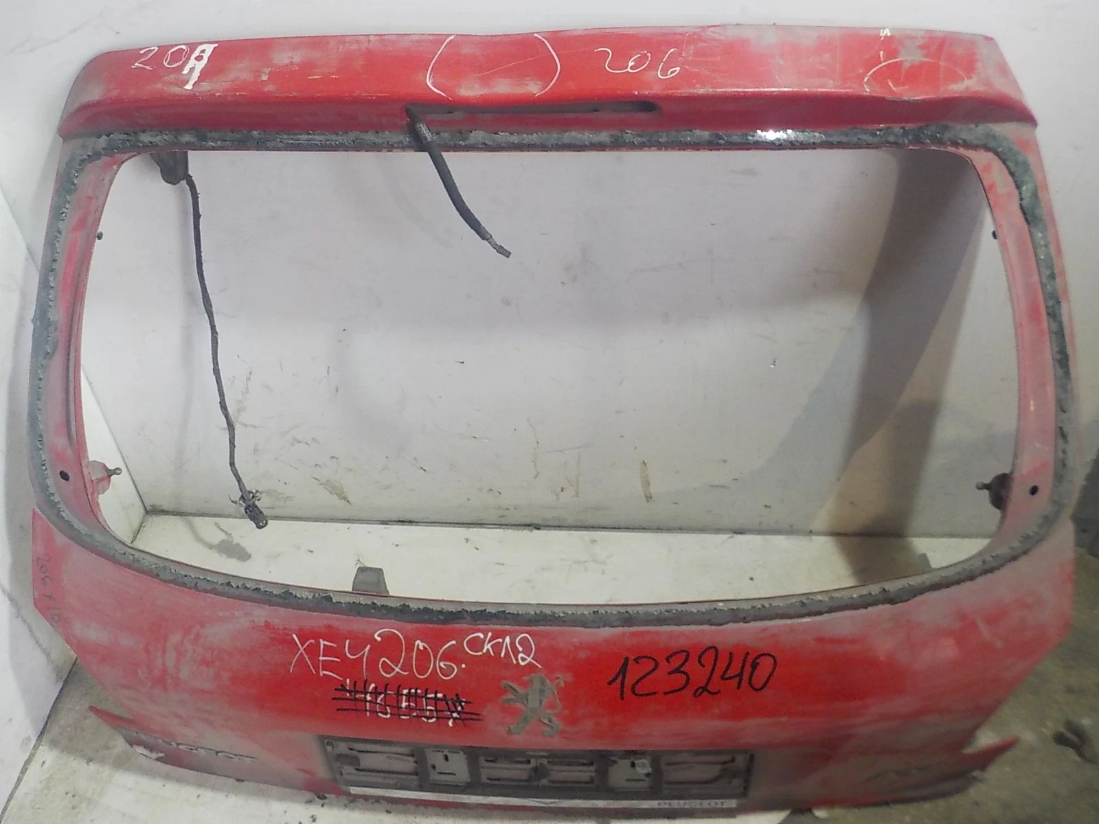 крышка багажника PEUGEOT 206