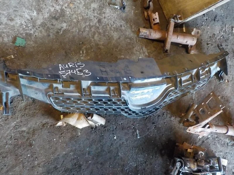 решетка радиатора TOYOTA AURIS