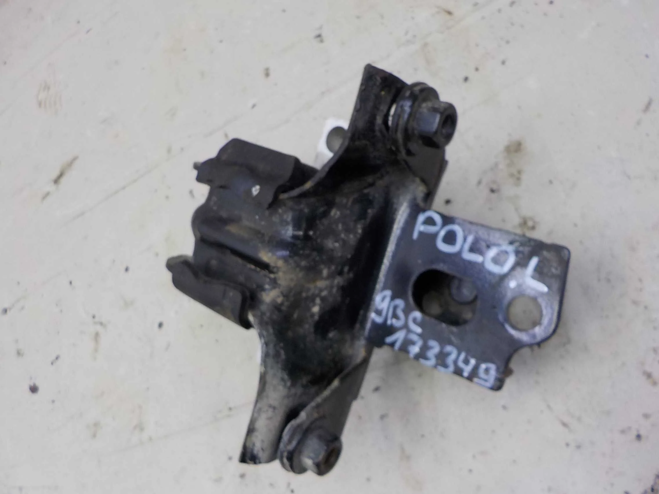 опора двигателя VOLKSWAGEN POLO