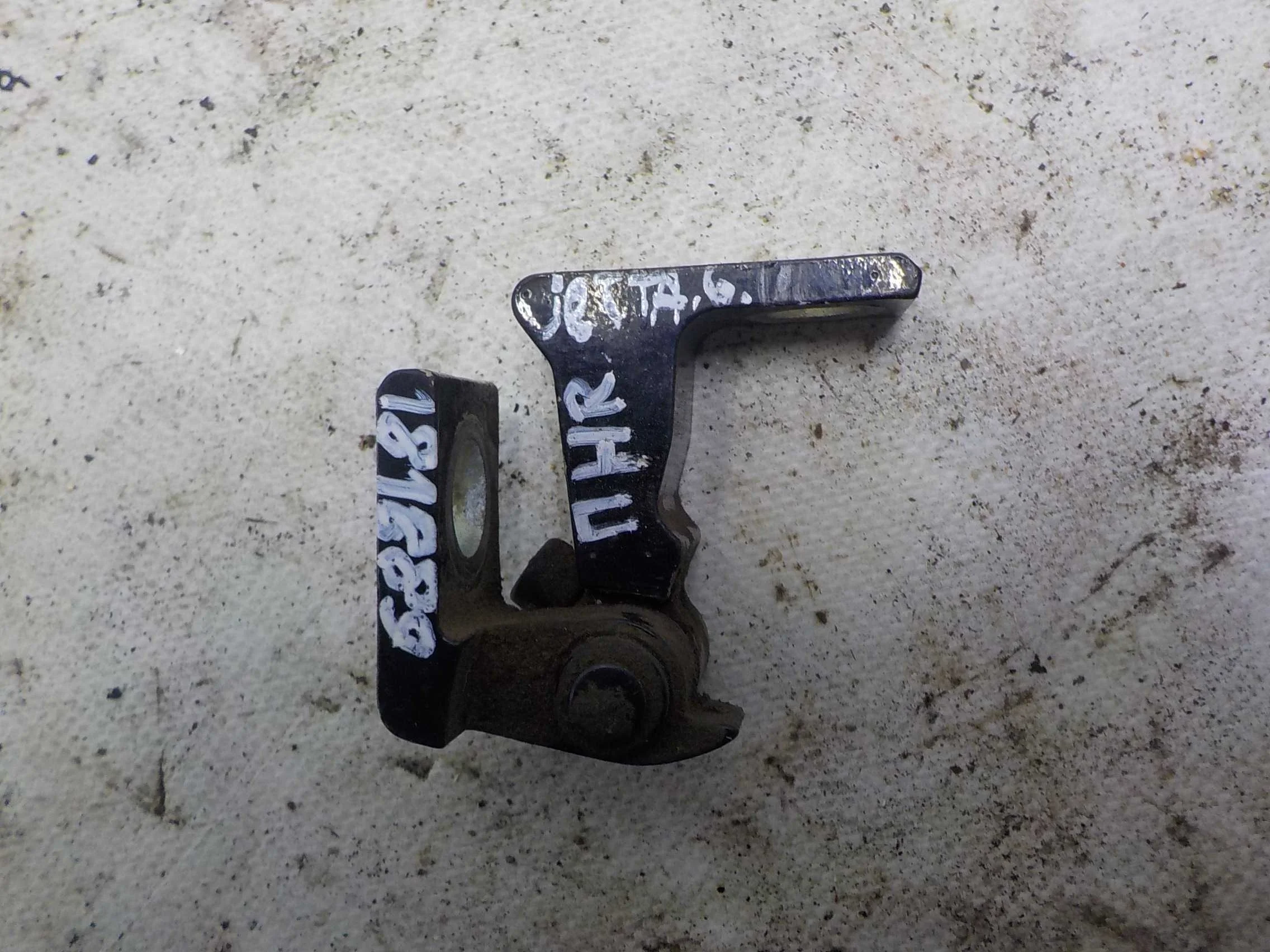 петля двери VOLKSWAGEN JETTA
