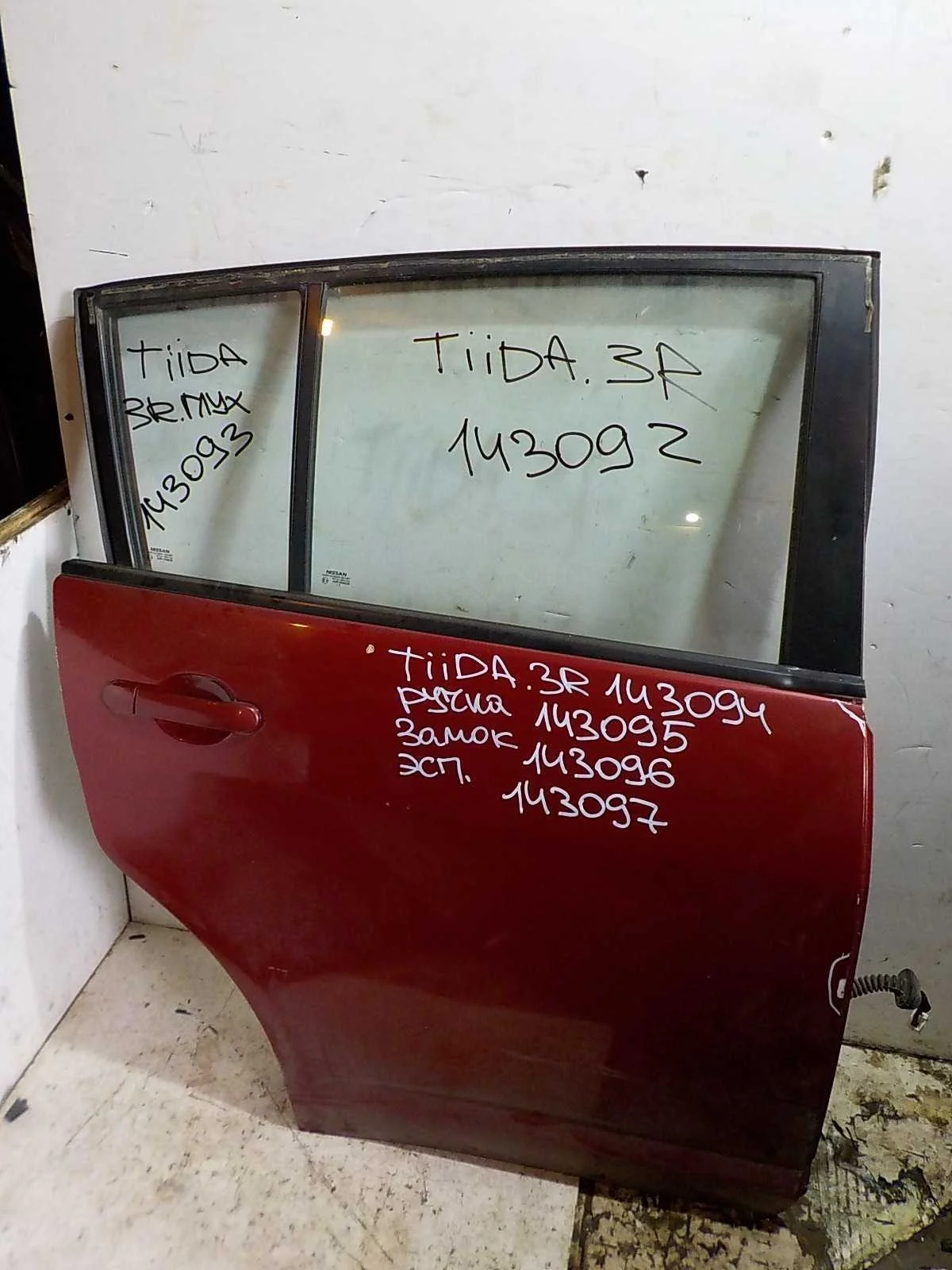 стекло NISSAN TIIDA