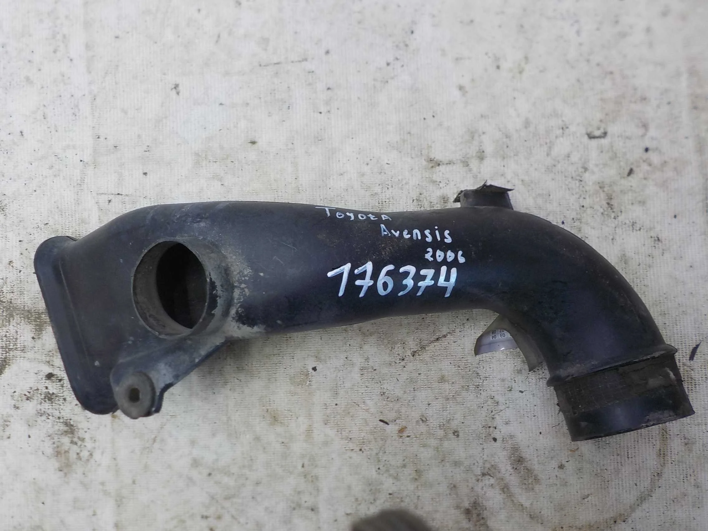 воздухозаборник TOYOTA AVENSIS