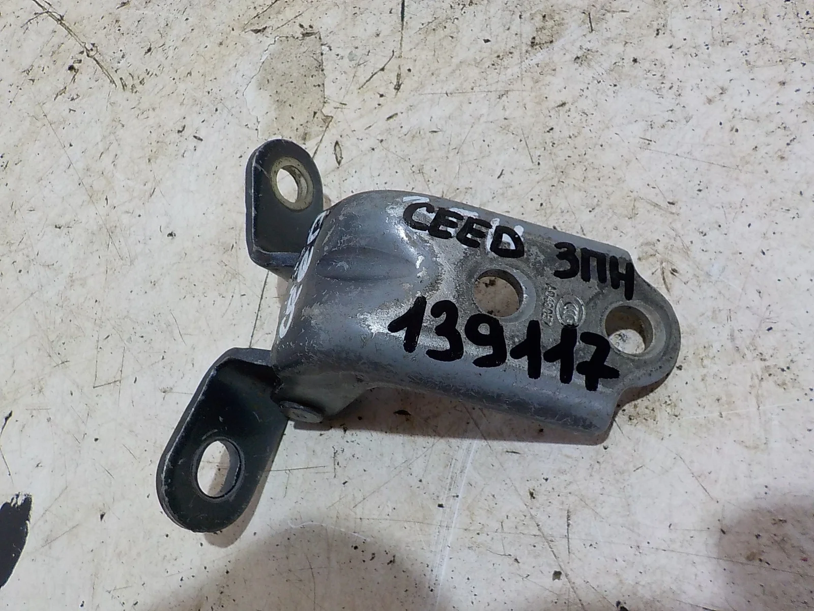 петля двери KIA ceed