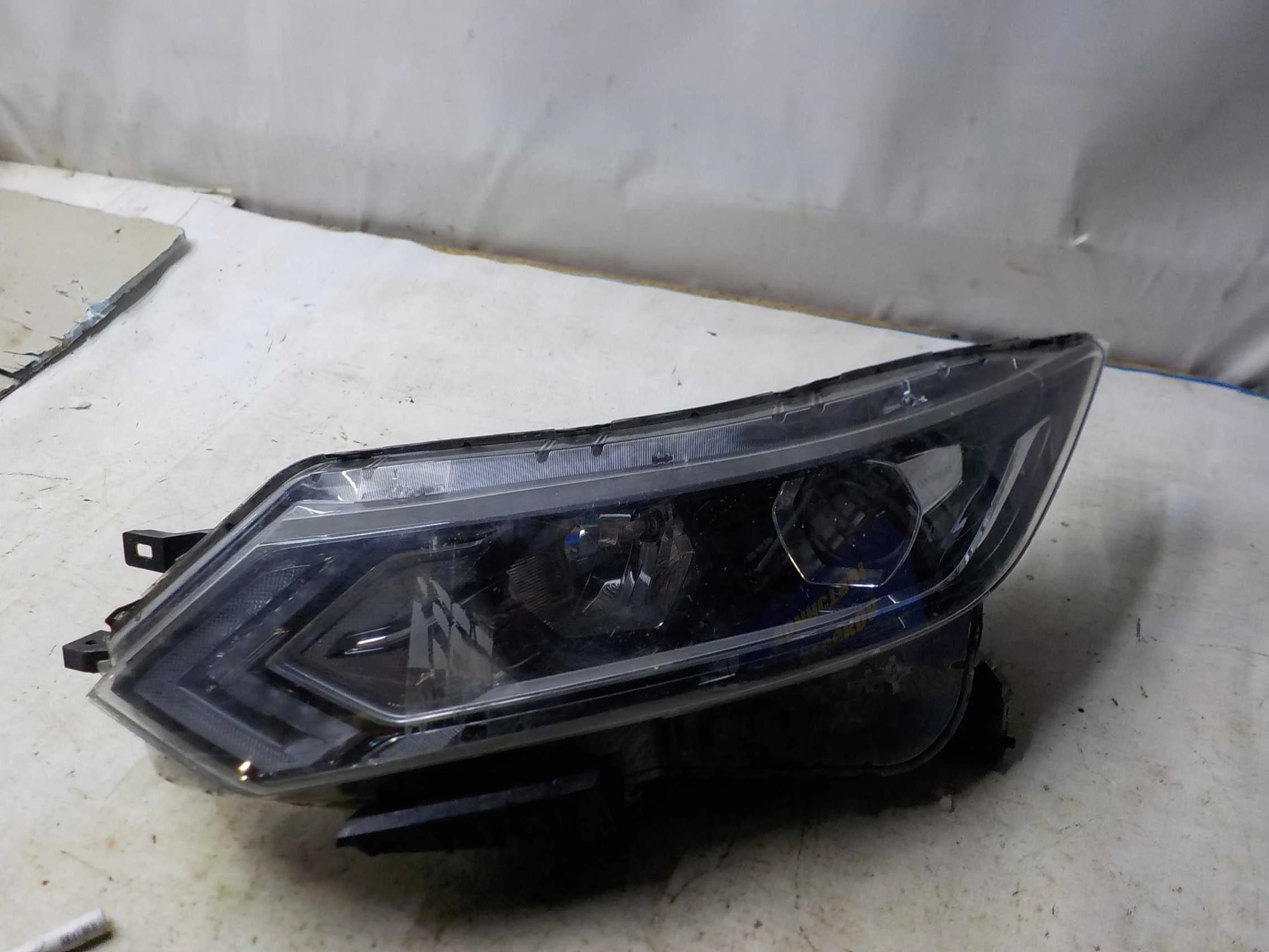 фара NISSAN QASHQAI