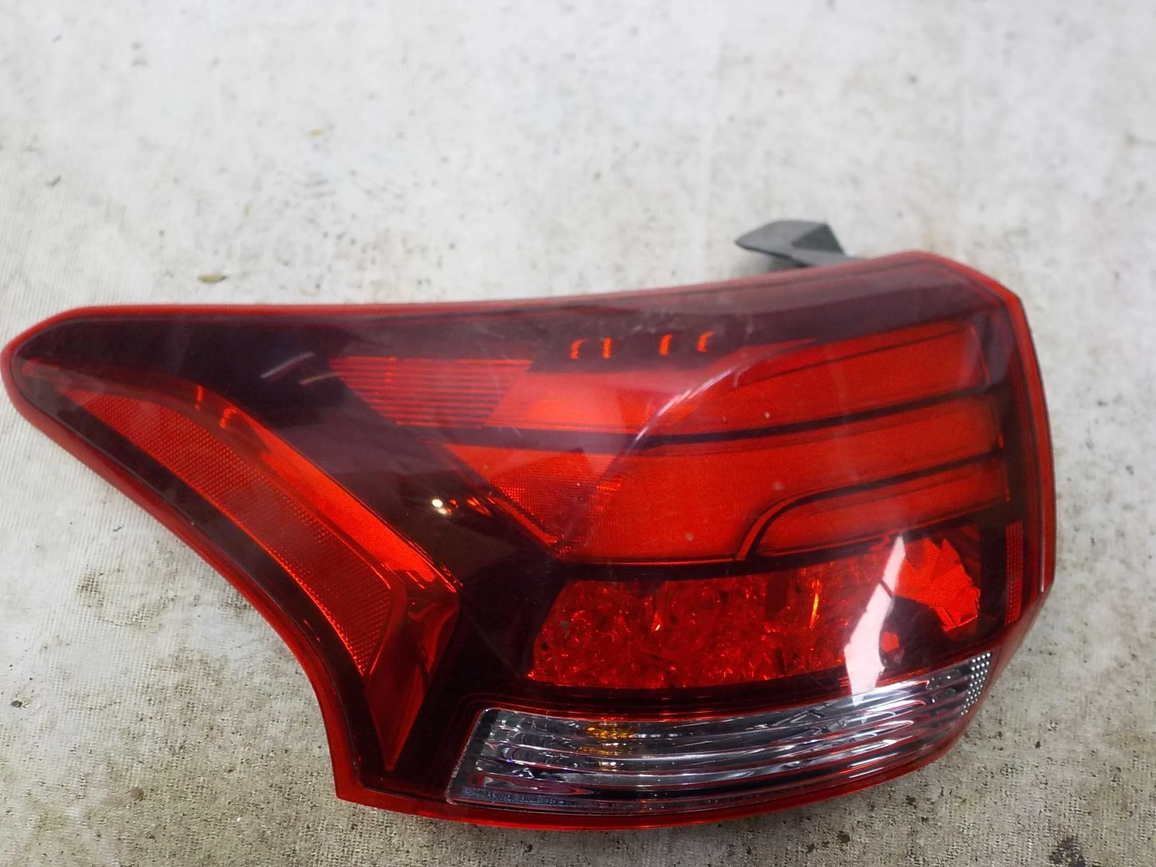 фонарь MITSUBISHI OUTLANDER
