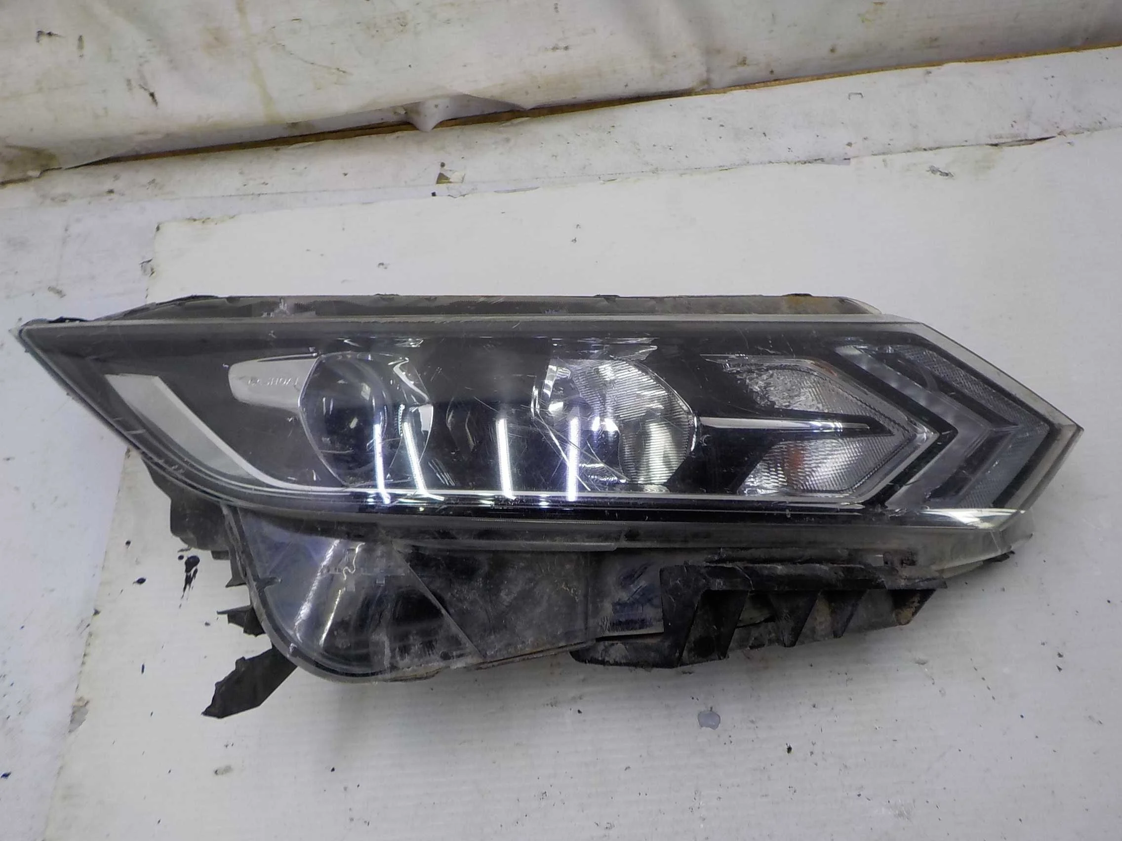 фара NISSAN QASHQAI