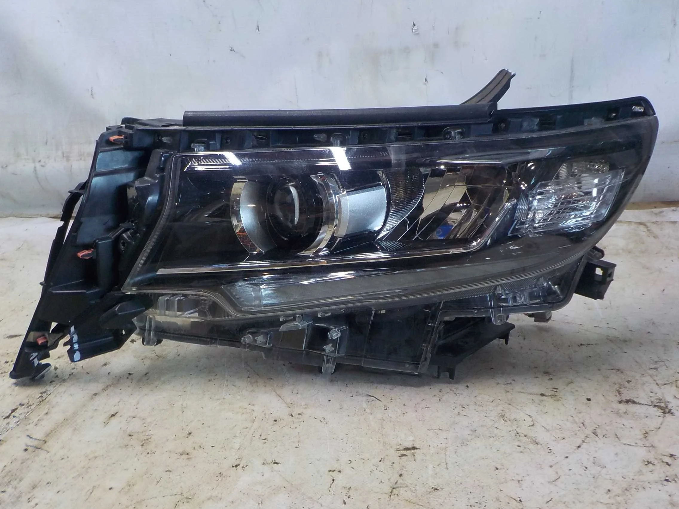 фара TOYOTA LAND CRUISER