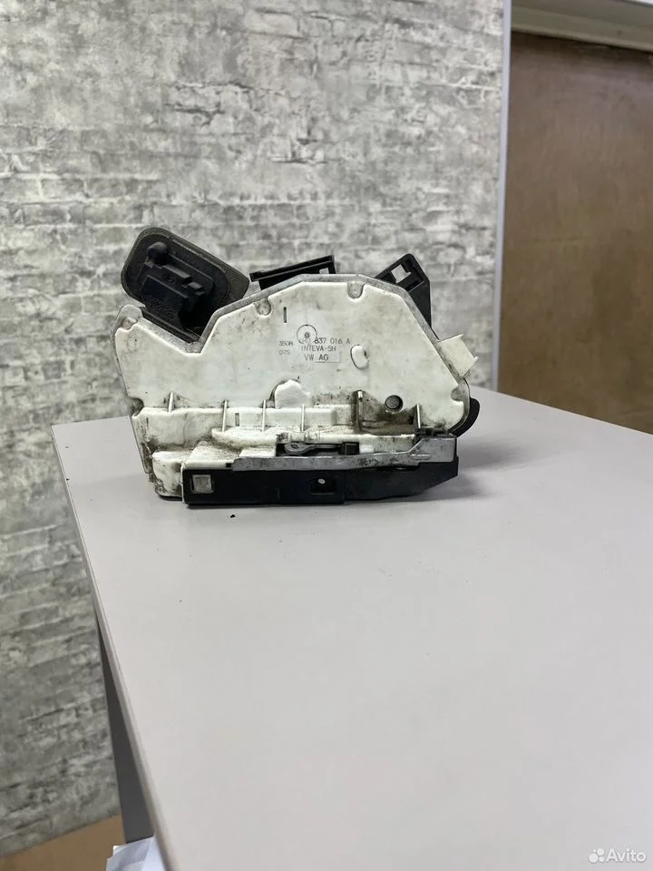 Замок передней правой двери vw polo 5