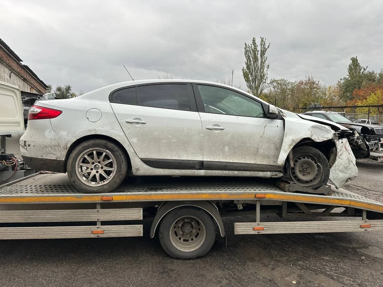 Дефлектор радиатора правый Renault Fluence L30 2009-2017 1.6 (106Hp) (K4M 838) FWD MT